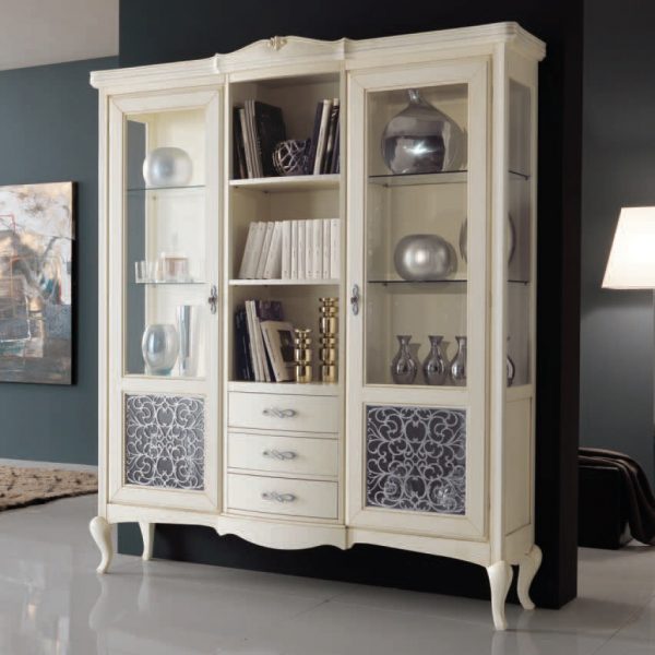 Светлый шкаф витрина в итальянском стиле Светлый шкаф витрина в итальянском стиле