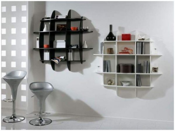 Открытые полки в интерьере гостиной