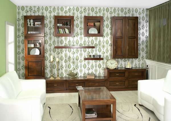 Журнальный столик из натурального дерева в центре гостиной