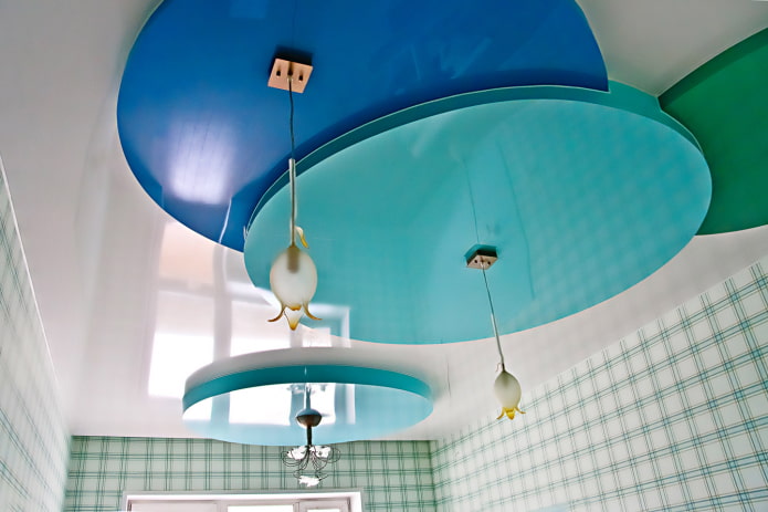 багатобарвна натяжна конструкція