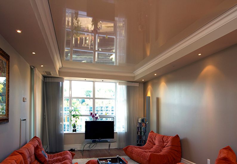 Натяжна стеля у залі (вітальні) - фото