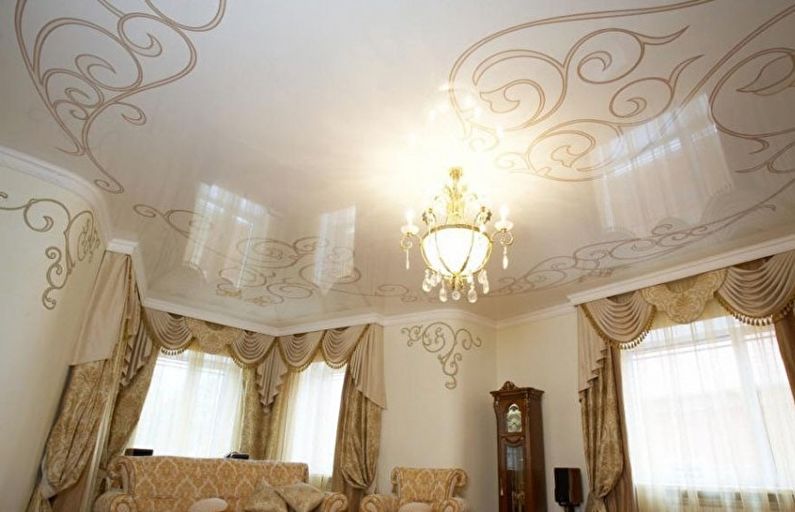 Глянцева натяжна стеля в залі (вітальні) - фотодрук