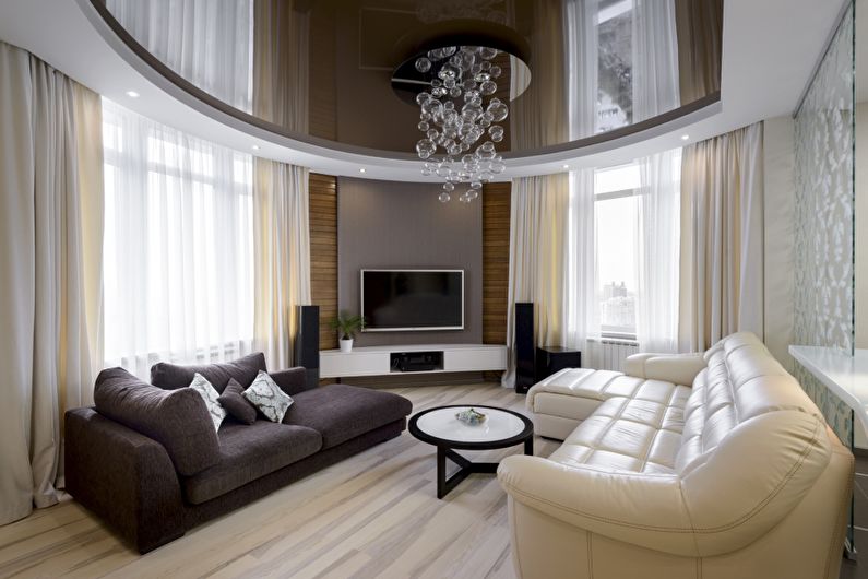 Коричнева глянсова натяжна стеля в залі (вітальні) - фото