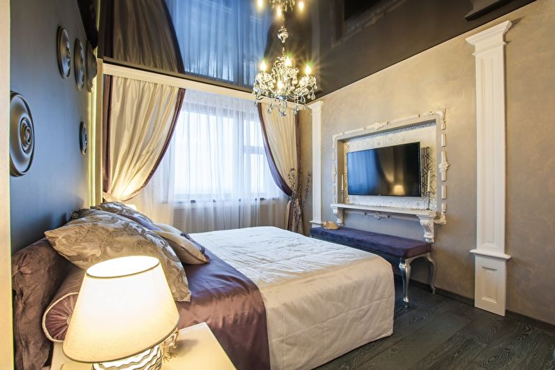 Дзеркальна натяжна стеля у спальні.