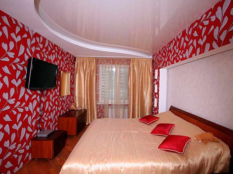 Біла натяжна стеля в спальні.