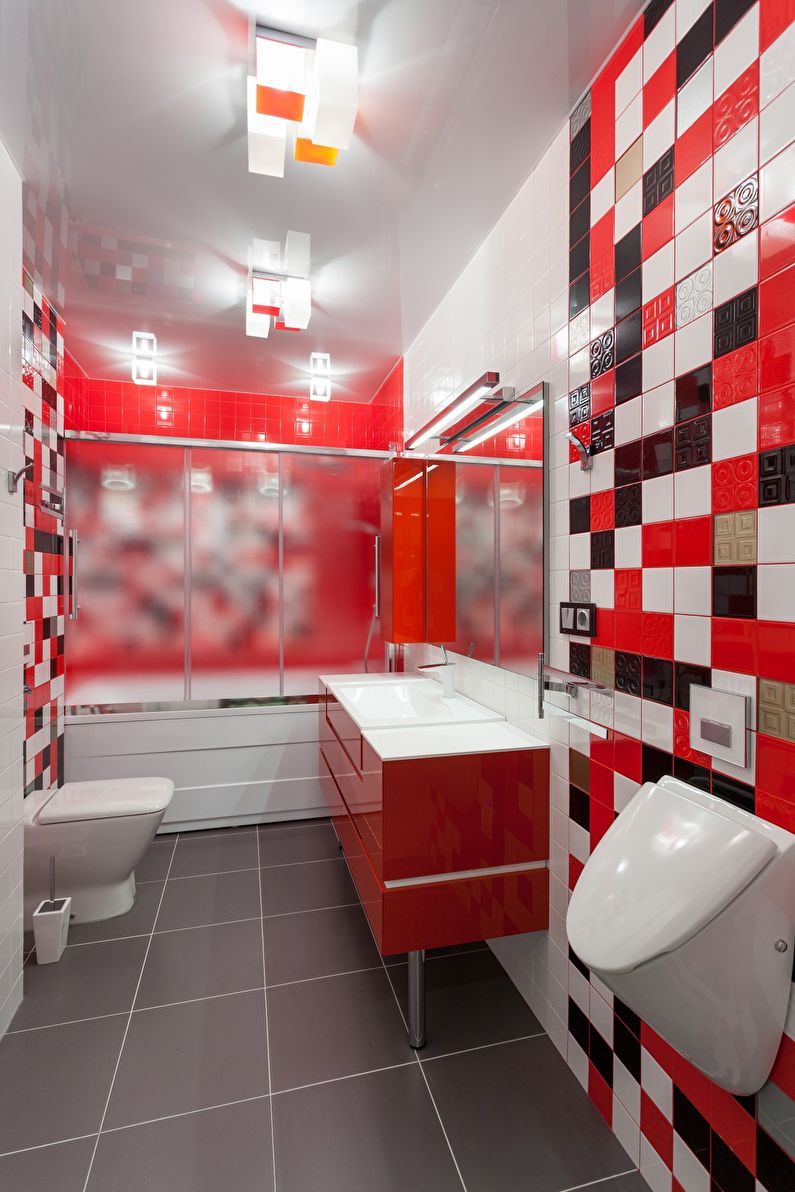 Біла натяжна стеля у ванній кімнаті.