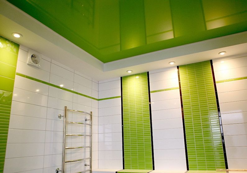 Дзеркальна натяжна стеля у ванній кімнаті.