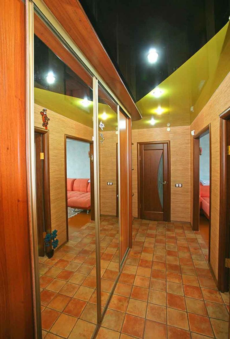 Натяжна стеля в коридорі.