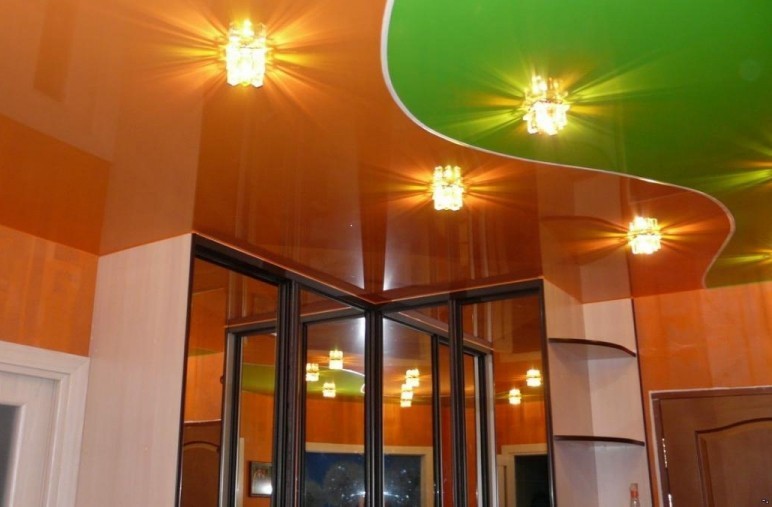 Натяжна стеля у передпокої та коридорі.