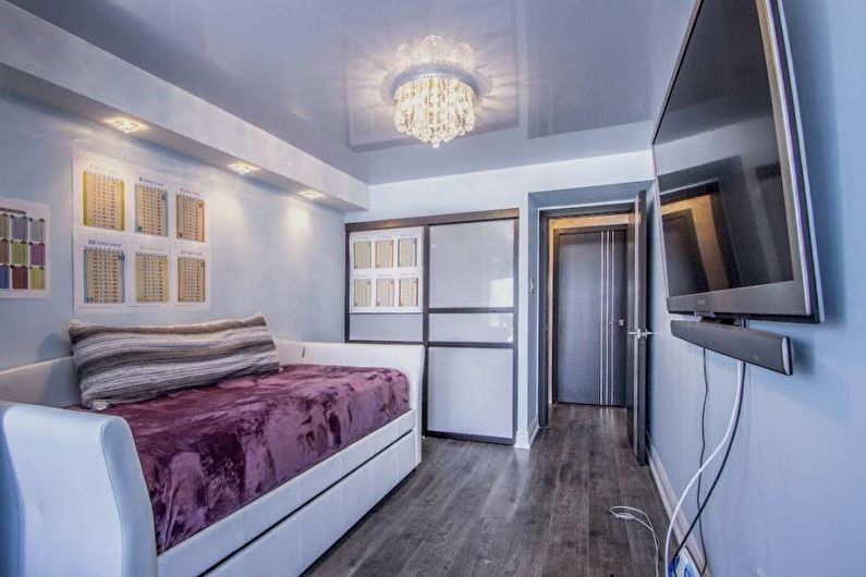 Глянцева натяжна стеля у дитячій кімнаті.