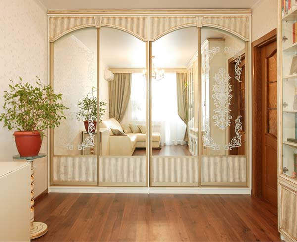 Гарна вбудована шафа