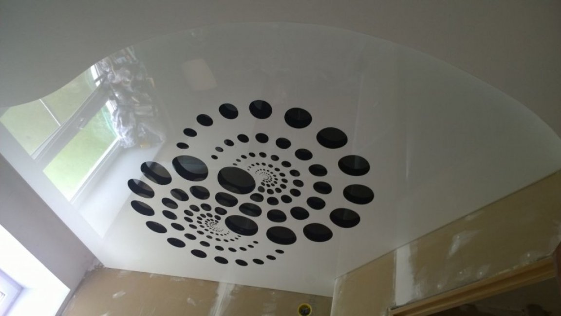 Білі з вирізами