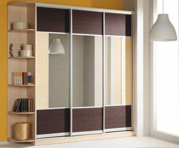 Відповідність секцій та дверей робить шафу-купе візуально лаконічнішою.