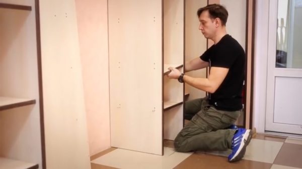 Встановлення нижніх полиць на другій бічній секції