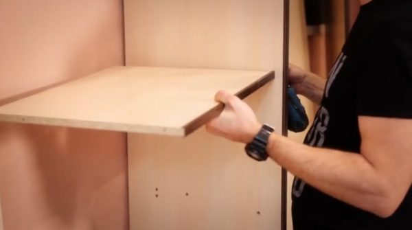 Встановлення полиць на бічну секцію