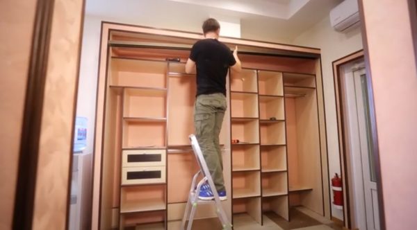 Установка верхніх напрямних для розсувних дверей