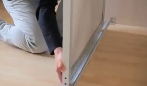 Вставка дверного полотна в нижні напрямні