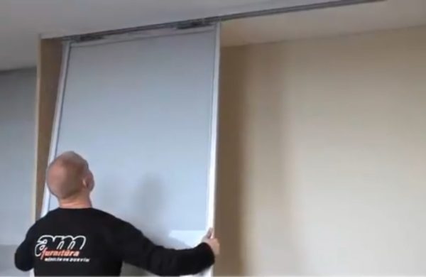 Вставка дверного полотна у верхні напрямні