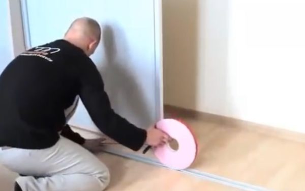 Закріплення напрямної за допомогою двостороннього скотчу