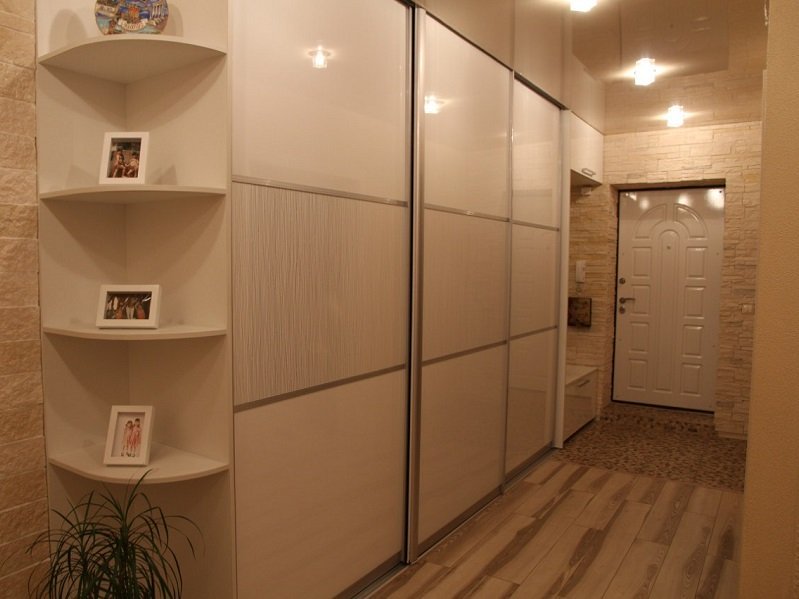 Шафа у вузькому коридорі