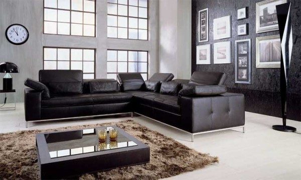 Великий кутовий чорний диван у вітальні Великий кутовий чорний диван у вітальні
