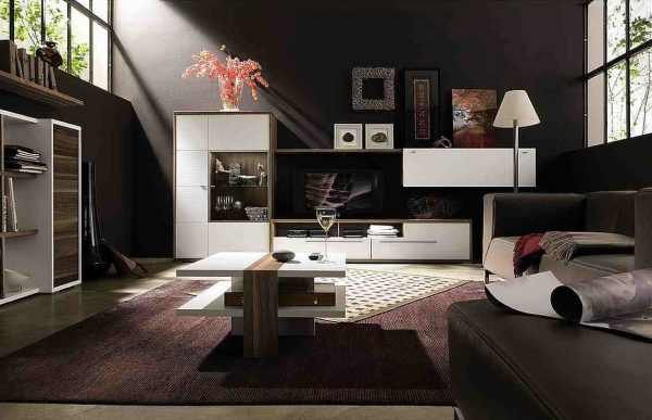 Світлі меблі у темній вітальні Світлі меблі у темній вітальні