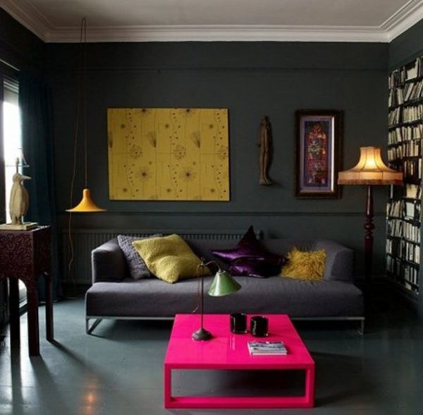 Яскраві елементи у декорі темної вітальні Яскраві елементи у декорі темної вітальні