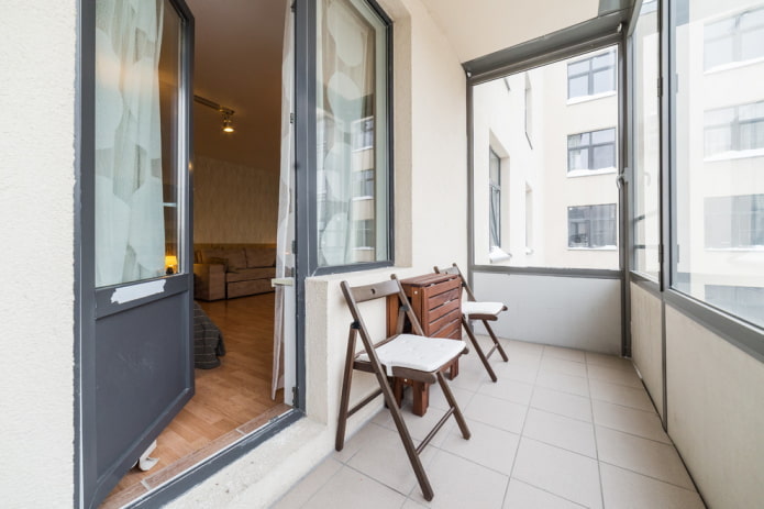 оздоблення підлоги в інтер'єрі балкона