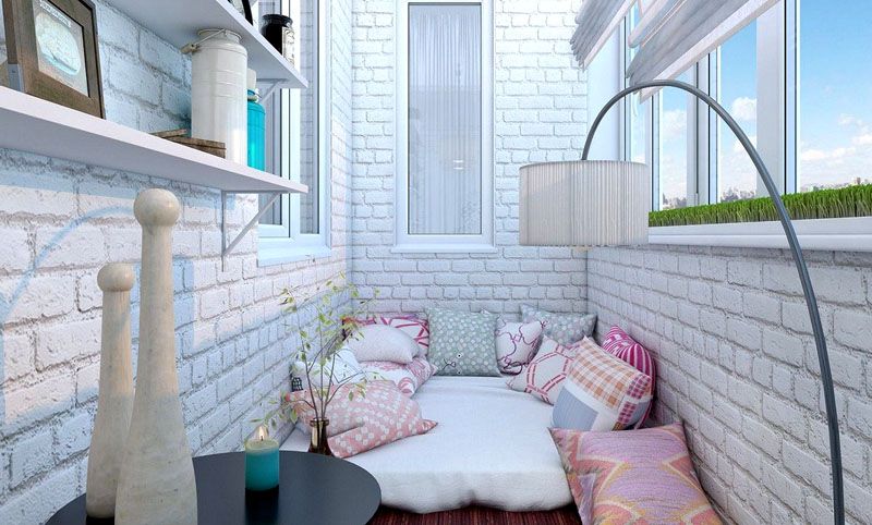 При обмежених розмірах можна пуфи покласти відразу на підлогу