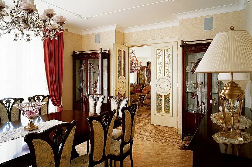 Їдальня з шафами-вітринами Їдальня з шафами-вітринами