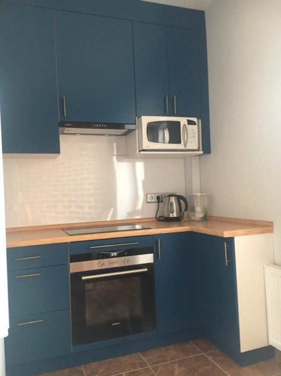 Дизайн маленької темно-синьої кухні