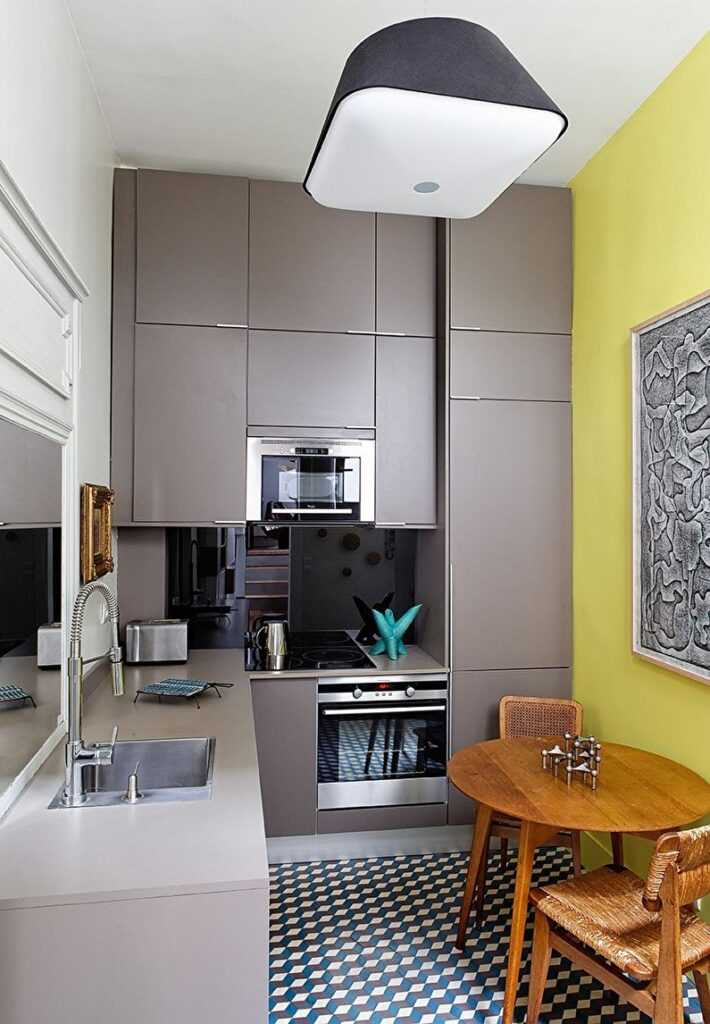 Маленька кухня - дизайн стелі