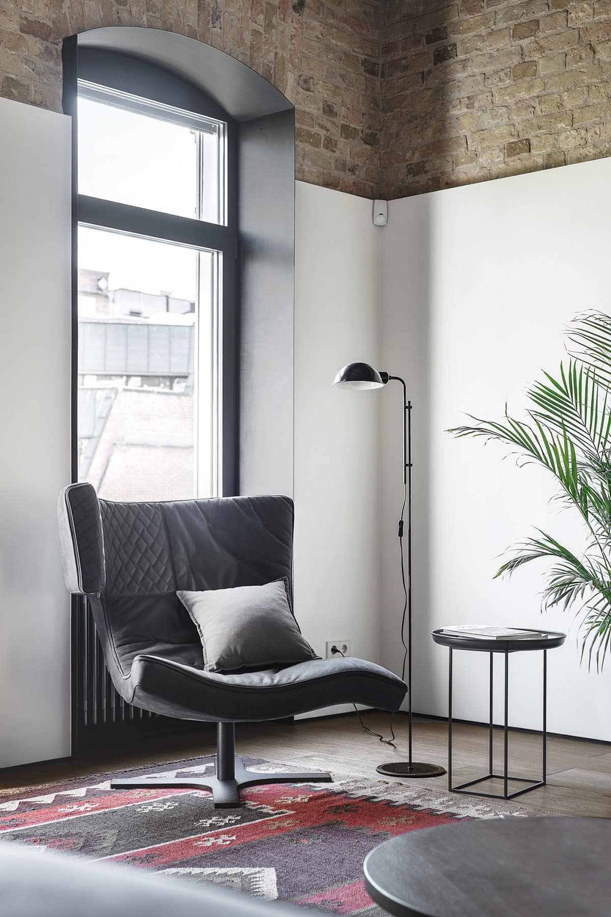 Висока стеля та великі виразні вікна - все це риси індустріального стилю лофт