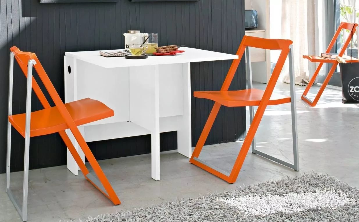 Один із варіантів економії простору складані стільці, після обіду їх можна прибрати в затишний куточок і не натикатися на них щоразу під час готування.