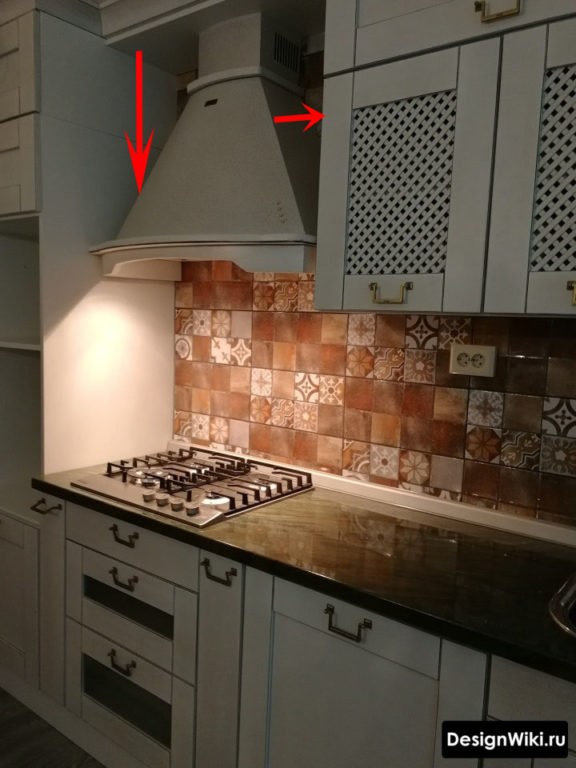 Класична витяжка на маленькій кухні