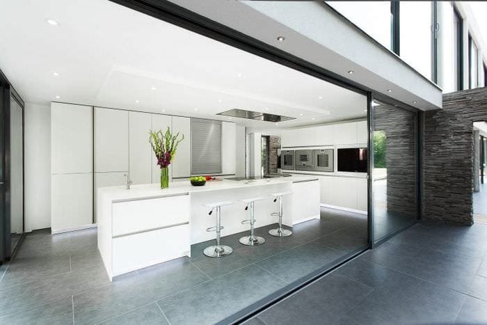 яскравий інтер'єр коридору в стилі хай-тек