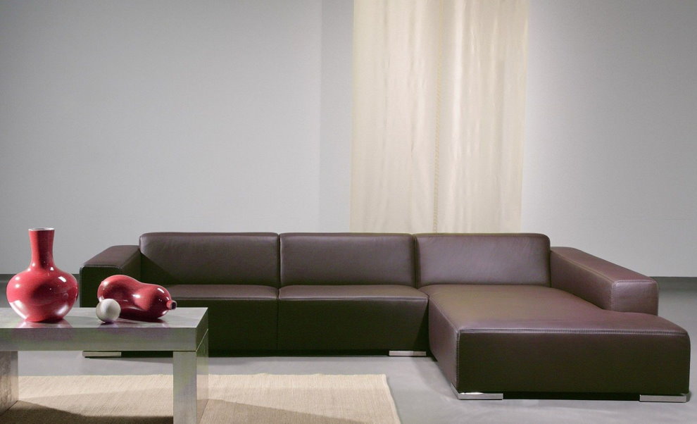 Кутовий диван темно-коричневого кольору