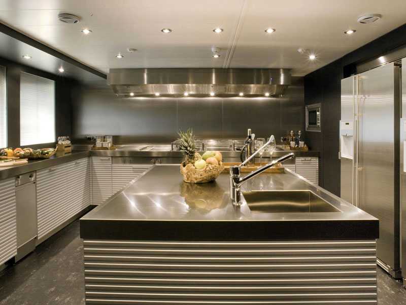 Високотехнологічний та комфортний стиль хай-тек в інтер'єрі: правила дизайну