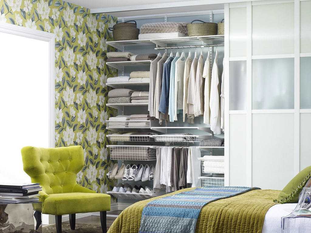 Открытые стеллажи вместо массивных шкафов в спальне