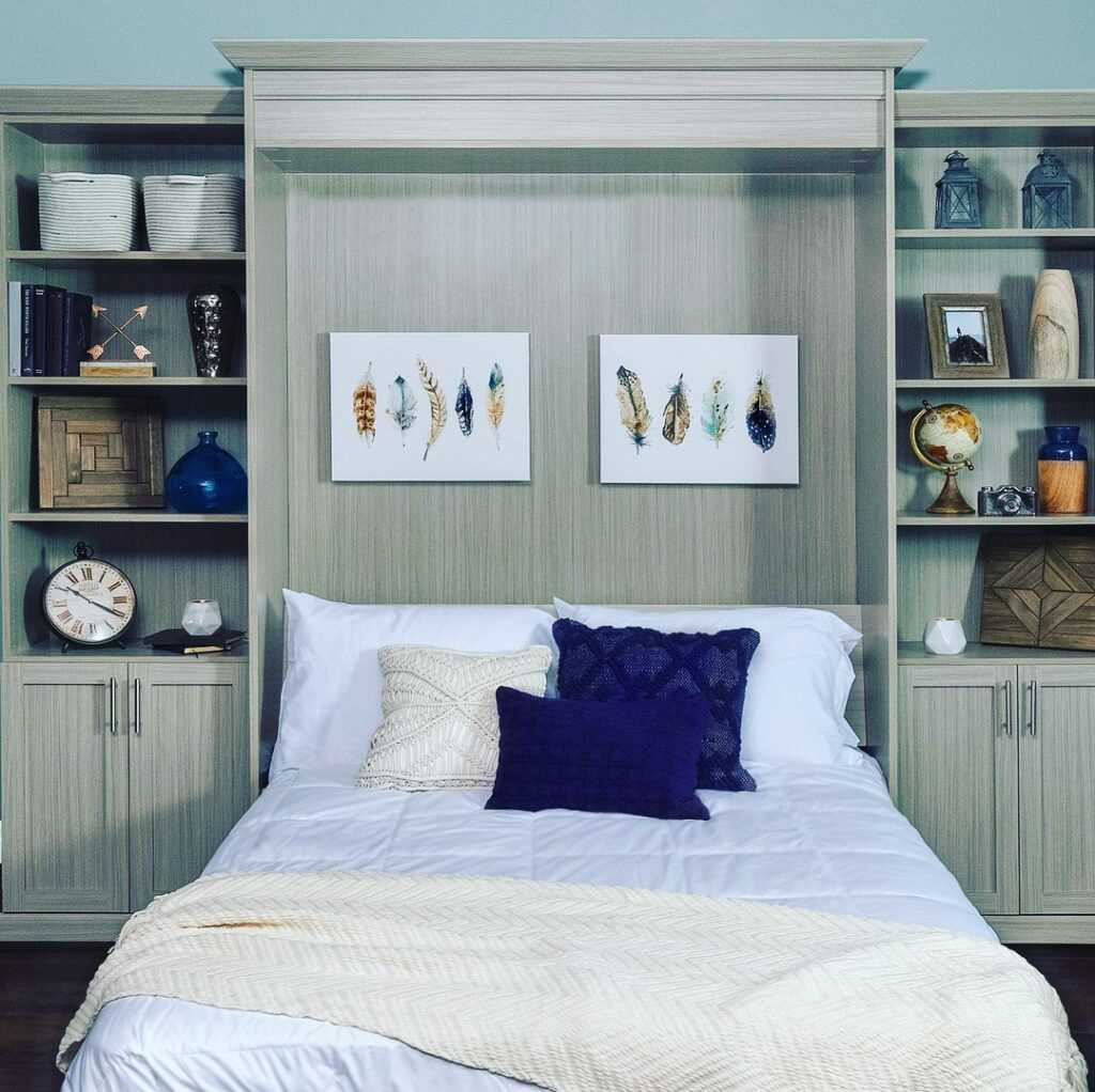 Практичное изголовье у кровати