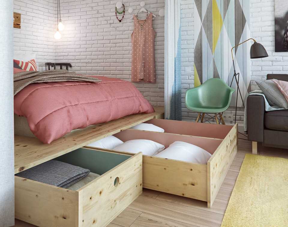 Организация системы хранения в маленькой спальне в подиуме