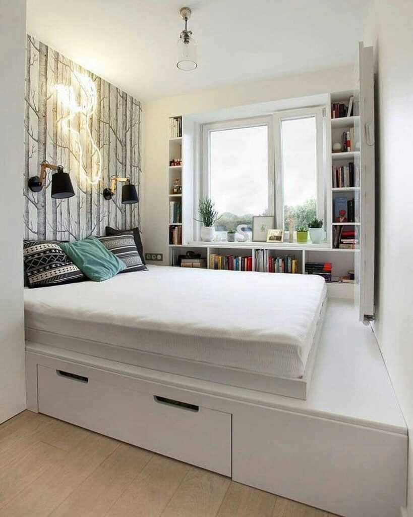 Интерьер маленькой спальни с подиумом для хранения вещеё