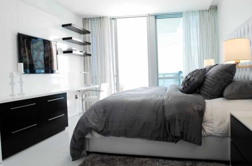 Открытые полочки в малогабаритной спальне