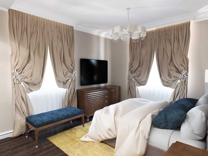 Вариант размещения кровати в маленькой угловой спальне с двумя окнами