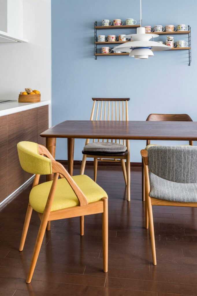 Стільці лаконічний дизайн Стільці лаконічний дизайн