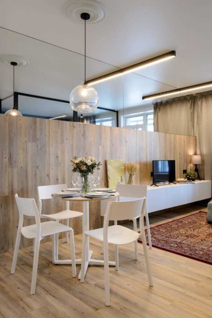 оздоблення стіни ламінатом у вітальні