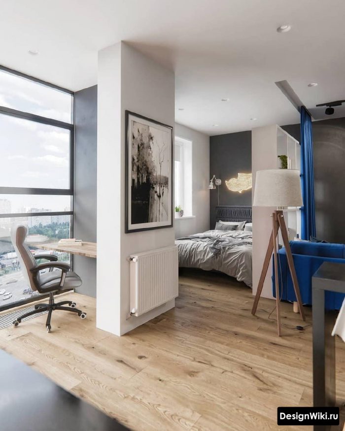 сучасна студія з балконом у скандинавському стилі