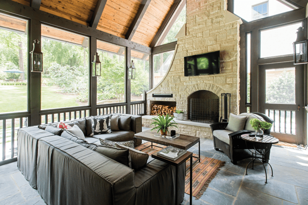 закрытая веранда с камином